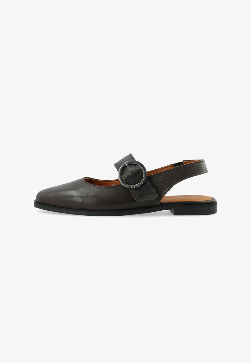 Μαύρο δερμάτινο slingback με επίπεδη σόλα, στρογγυλό λουράκι με αγκράφα και ελαφρώς μυτερό μπροστινό μέρος σε λευκό φόντο.