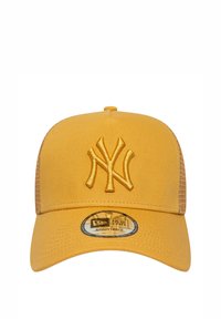 Casquette de baseball jaune avec un logo à l'avant, sangle ajustable et panneaux arrière en mesh. Le matériau est lisse avec un bec structuré.