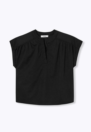 Blouse noire à manches courtes avec un col rond, de légers fronces sous le plastron, et une fente en forme de V à l'avant.
