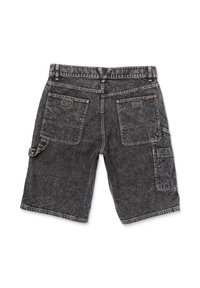Shorts en denim noir avec un délavage dégradé, dotés d'un design de poche arrière et de deux poches latérales ; couture robuste et coupe décontractée.