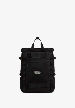 Zaino nero con tessuto testurizzato, compartimento principale con chiusura a ripiegamento e tasca frontale con zip. Presenta spallacci regolabili e toppa con logo.