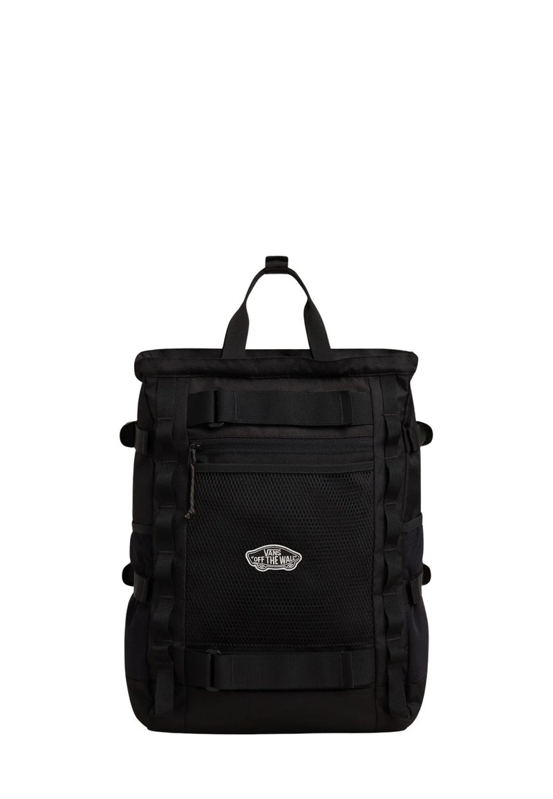 Zaino nero con tessuto testurizzato, compartimento principale con chiusura a ripiegamento e tasca frontale con zip. Presenta spallacci regolabili e toppa con logo.