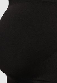 Bandeau de maternité noir sans couture avec une texture lisse, conçu pour le confort, offrant un soutien pour un ventre en croissance.