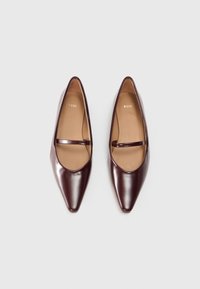 Bordeaux puntige ballerina's met een gladde leren buitenkant, voorzien van een boogband en een beige interieur met een reliëflogo.