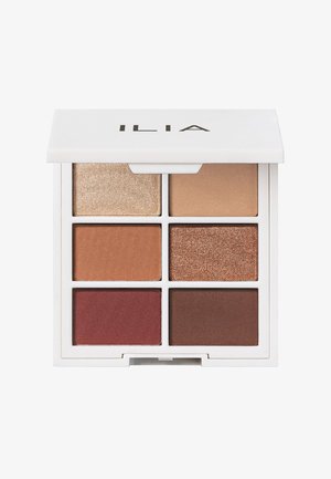 ILIA oogschaduwpalette met zes vakjes. De bovenste rij bevat twee lichte shimmerkleuren, een middentoon matte, en de onderste rij heeft twee warme tinten en een diepe bruine kleur. Witte verpakking.