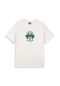 Camiseta de algod�ón blanca de manga corta, con un diseño central bordado de un escudo en verde y azul, y la palabra "GRIMEY" encima.