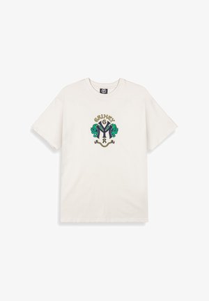 Camiseta de algodón blanca de manga corta, con un diseño central bordado de un escudo en verde y azul, y la palabra "GRIMEY" encima.