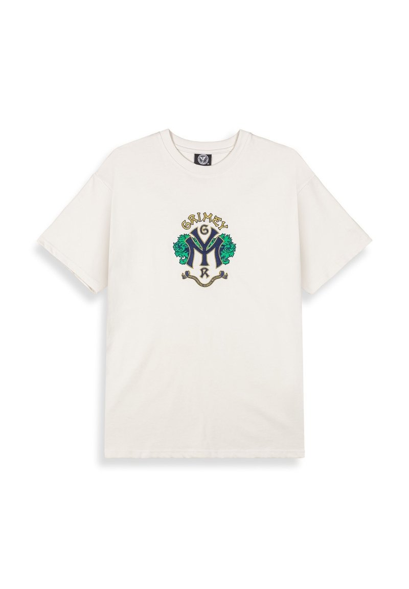 Camiseta de algodón blanca de manga corta, con un diseño central bordado de un escudo en verde y azul, y la palabra "GRIMEY" encima.
