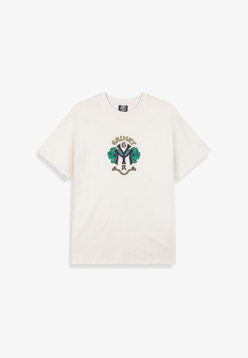 Camiseta de algodón blanca de manga corta, con un diseño central bordado de un escudo en verde y azul, y la palabra "GRIMEY" encima.