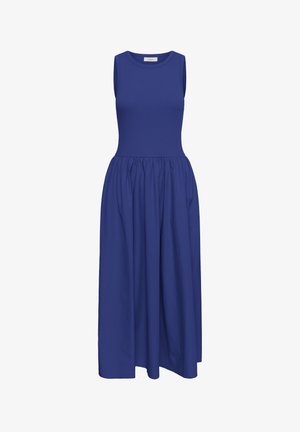 Rankovių neturinti karališkai mėlyna maksi suknelė su prigludusiu gūžiuoju liemeniu ir susirinkusia, laisvai krentančia sijono dalimi.