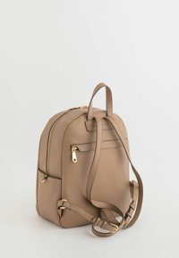 Brązowy plecak skórzany z teksturą, z złotymi akcentami, podwójnym zamkiem błyskawicznym, regulowanymi paskami i przednią kieszenią. Kompaktowy i strukturalny design.