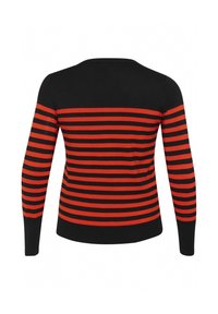 Zwarte trui met horizontale rode strepen. Het heeft lange mouwen, een ronde halslijn en een getailleerde pasvorm. Glad textuur en casual ontwerp.