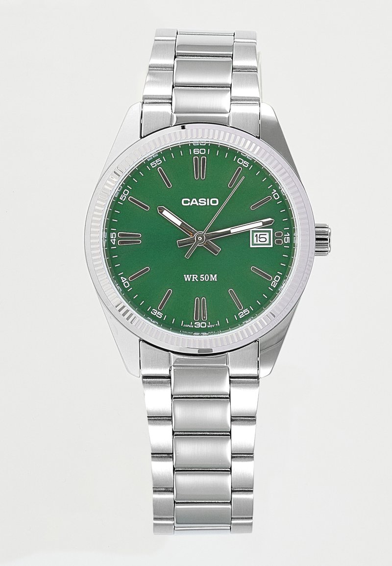 Сребърен ръчен часовник Casio със зелено лице, дисплей за дата и сребърна метална верижка, показващ време 10:14:03.