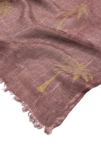 Mauve tkanina o luźnym splocie, strzępionych brzegach oraz złotych wzorach palm rozrzuconych po powierzchni.