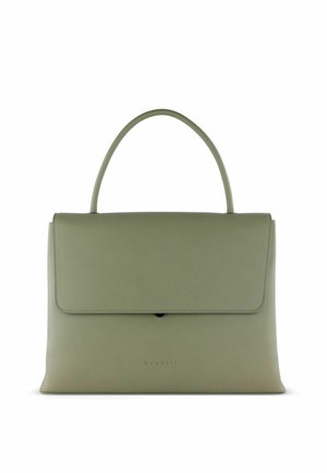 Grüne Lederhandtasche mit strukturiertem Design, flacher Vorderklappe und einem einzelnen oberen Griff. Mit eingeprägtem Markenlogo nahe dem Boden.