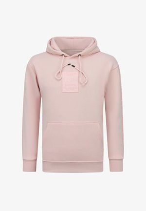 Lichtroze hoodie met voorzak, capuchon met trekkoord met zwarte uiteinden, en een vierkante patch met de tekst "ICON" en stadsnamen op de borst.