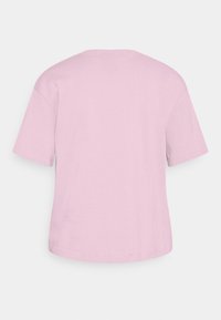 Rosa kortärmad t-shirt i bomull. Har en klassisk rund halsringning och en lös, avslappnad passform. Slät textur utan synliga mönster.