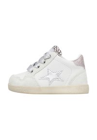 Sneaker bianco per bambini con stella argento laterale, lacci argento, tallone glitterato rosa e linguetta con dettaglio leopardato.