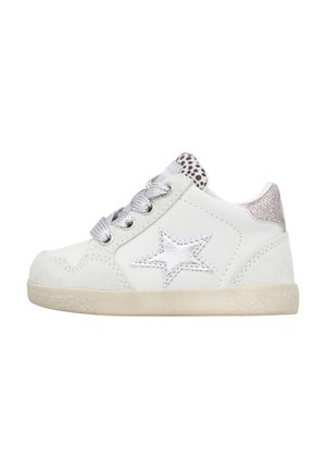Sneaker bianco per bambini con stella argento laterale, lacci argento, tallone glitterato rosa e linguetta con dettaglio leopardato.