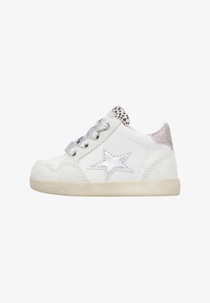Sneaker bianco per bambini con stella argento laterale, lacci argento, tallone glitterato rosa e linguetta con dettaglio leopardato.