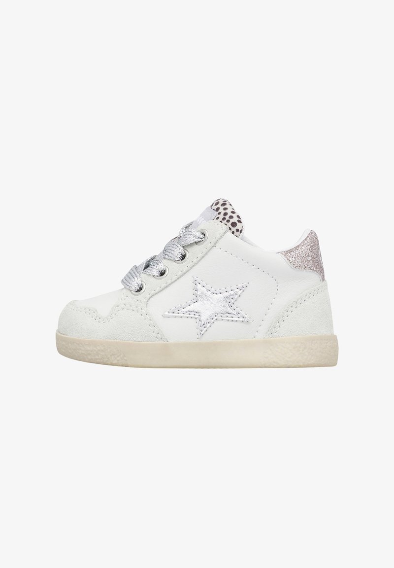 Sneaker bianco per bambini con stella argento laterale, lacci argento, tallone glitterato rosa e linguetta con dettaglio leopardato.