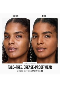 Immagini prima e dopo di un viso con capelli ricci, che mostrano la texture naturale della pelle. Il tono della pelle è un caldo abbronzato, evidenziando un'applicazione liscia ed uniforme.