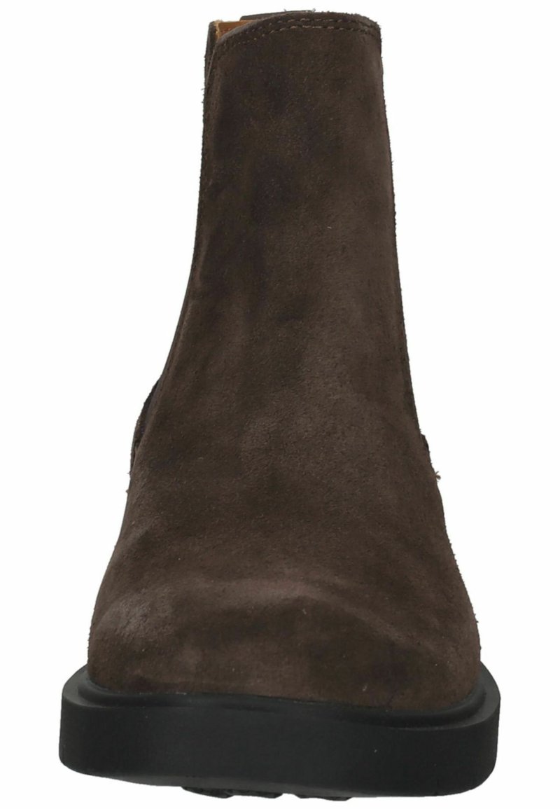 Brązowy zamszowy botek do kostki z lekko zaokrąglonym noskiem, gładką teksturą, elastycznymi panelami bocznymi i czarną gumową podeszwą zapewniającą przyczepność.