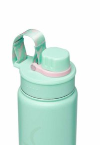 Hellgrüne Edelstahl-Wasserflasche mit einem rosa Deckel und einem gemusterten grünen Trageband am oberen Ende. Glatte Oberfläche und runde Form.