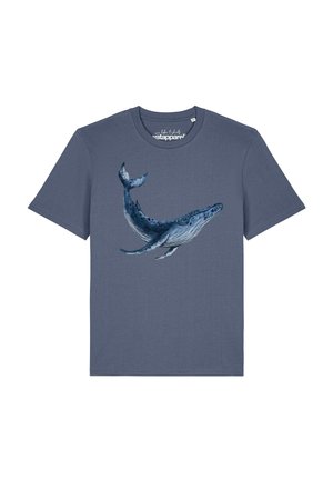 T-shirt bleu à manches courtes avec un graphique détaillé d'une baleine bleue en pleine nage, centré sur le devant.