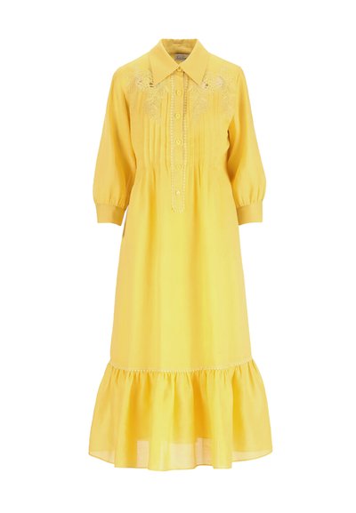 Žlté midi šaty s tromi štvrťovými nafúknutými rukávmi, zapínaním na gombíky vpredu, vyšívaným náprsenkom a volánovým lemom.