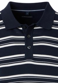 Koszulka polo w granatowo-białe paski z kołnierzykiem, z trzema guzikami i prążkowaną fakturą. Metka wskazuje rozmiar 'L'.