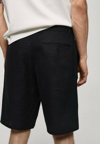 Mango Pantaloni scurți - black