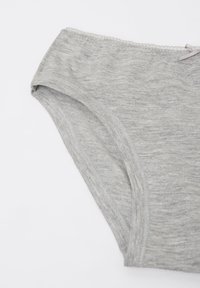 Šedé bavlněné kalhotky s jemnou texturou, širokým páskem a elegantním vlnitým okrajem. Vpředu je zdobí malá mašlička.