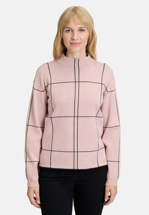 Różowy sweter dzianinowy z wysokim kołnierzem, z czarnym wzorem w kratkę, opadającymi ramionami i ściągaczami na rękawach.