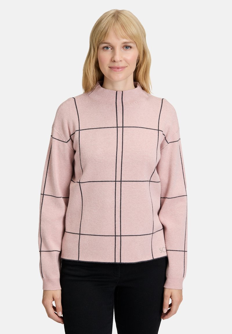 Rosa gestrickter Pullover mit hohem Kragen, ausgestattet mit einem schwarzen Gittermuster, überschnittenen Schultern und gerippten Manschetten.