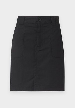 Fekete, térdig érő szoknya övbujtatókkal, elöl gombos és cipzáras záródással, valamint két elülső rávarrt zsebbel, egyszínű háttér előtt.