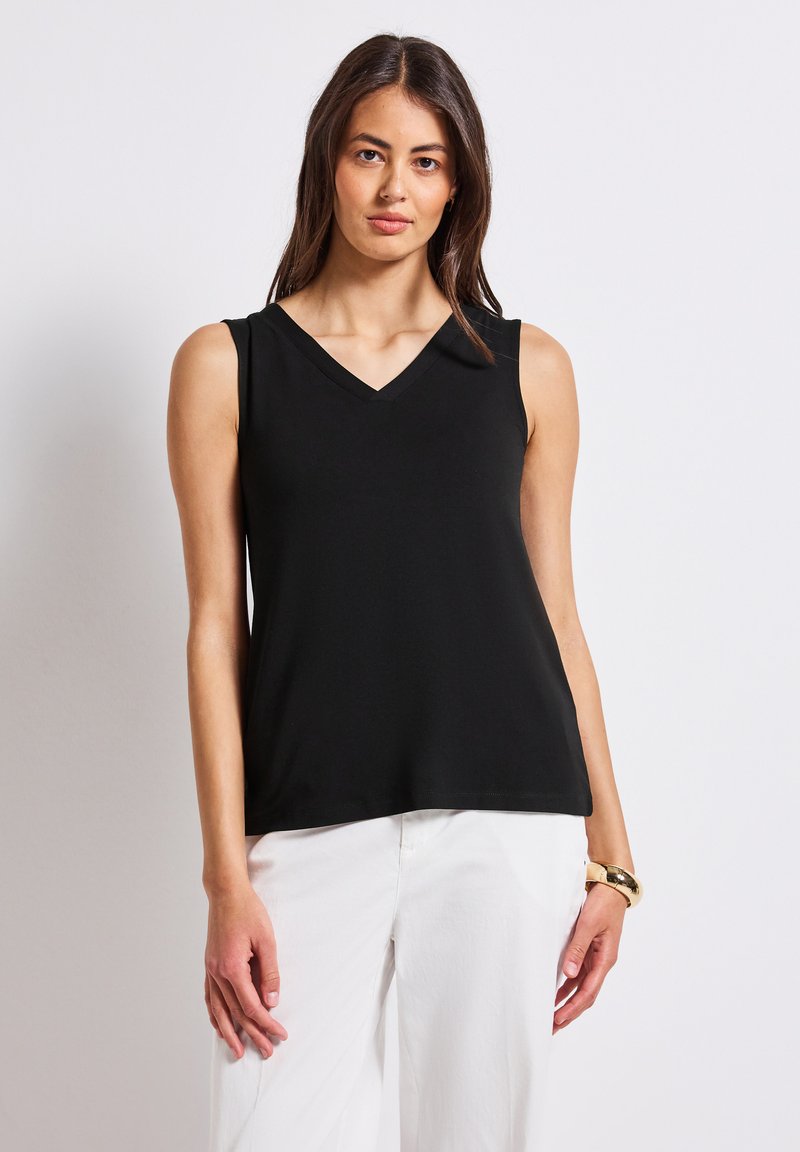 Czarny bezrękawnik z dekoltem w serek, wykonany z gładkiego materiału, charakteryzujący się luźnym krojem i brakiem widocznych wzorów lub akcentów.