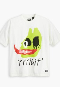 Camiseta blanca de algodón con un gran gráfico colorido de la cara de una rana de dibujos animados, con detalles en verde, negro, rojo y rosa, y el texto 'rrribit'.