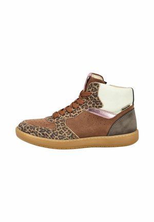 High-Top Sneaker aus braunem Wildleder, Leopardenprint-Paneele, weißer gepolsterter Kragen und Gummisohle, von der Außenseite auf weißem Hintergrund gezeigt.