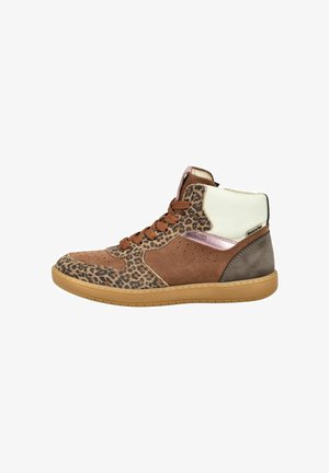 Baskets montantes en daim marron, panneaux imprimés léopard, col rembourré blanc et semelle en gomme, vues de côté extérieur sur fond blanc.