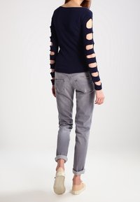 Aaiko Stickad tröja - dark blue