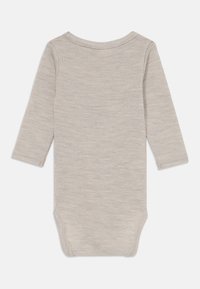Bodysuit za bebu dugih rukava u svijetlosivoj rebrastoj tkanini, s okruglim izrezom i kopčama na dnu za lakše oblačenje.