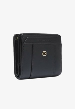 Cartera negra de cuero con diseño plegado, con un logotipo de hardware en tono dorado y múltiples ranuras para tarjetas en la parte frontal. Textura suave.