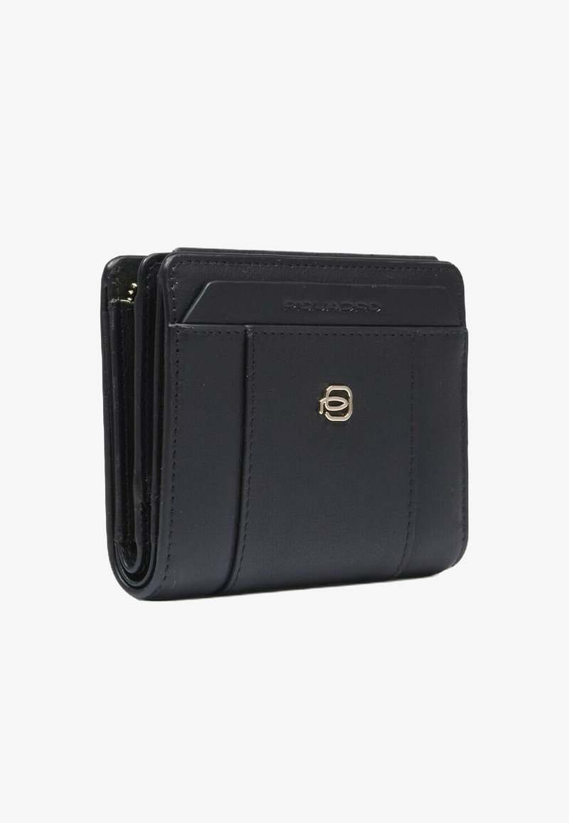 Zwarte leren portemonnee met een gevouwen ontwerp, voorzien van een logo van goudkleurig metaal en meerdere kaartvakken aan de voorkant. Gladde textuur.