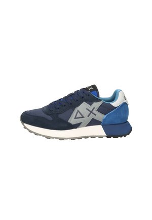 Scarpa sportiva blu navy e blu con suola bianca, logo geometrico sul lato e rivestimento interno blu, mostrata dal lato esterno.