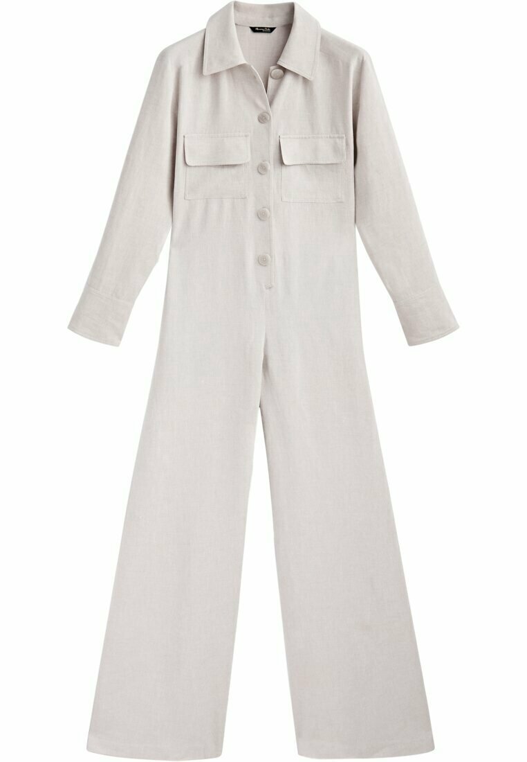Combinaison gris clair en tissu doux, avec un col chemise, une fermeture boutonnée à l'avant, des manches longues et deux poches poitrine. Coupe à jambes larges.
