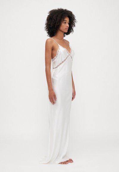 Weißes Satin-Hemdkleid mit Spitzenbesatz, V-Ausschnitt, dünnen Trägern und lockerer Passform, das ein bodenlanges Design und eine glatte Textur zeigt.