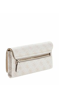 Pochette di colore chiaro in tessuto decorato con una tasca con zip, caratterizzata da un lembo con chiusura a patta e dettagli in metallo color oro.