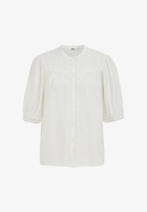 Biała bluzka z krótkim rękawem, okrągłym dekoltem, zapięciem na guziki z przodu, koronkowymi wykończeniami wzdłuż przodu i rękawów oraz rękawami bufkami.