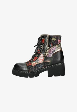 Schwarze Knöchelstiefel aus floral gemustertem Stoff, mit einem klobigen Absatz und dekorativem Reißverschluss. Sie verfügen über Schnürsenkel und kontrastierende Nahtakzente.